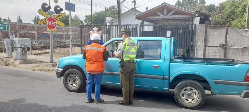 Linares: Carabineros y EFE refuerzan el llamado a prevenir accidentes en los cruces ferroviarios