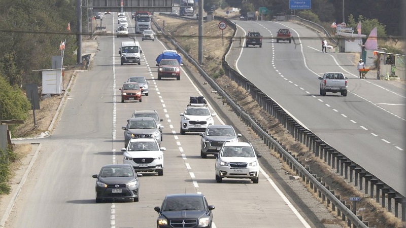 "18 XXL": 500 mil autos salieron ya de Santiago y hoy se suman 170 mil