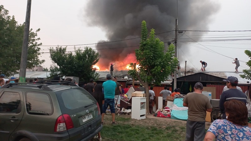 Sector nuevo Amanecer:  Cuatro casas destruidas y dos afectadas por incendio en Linares