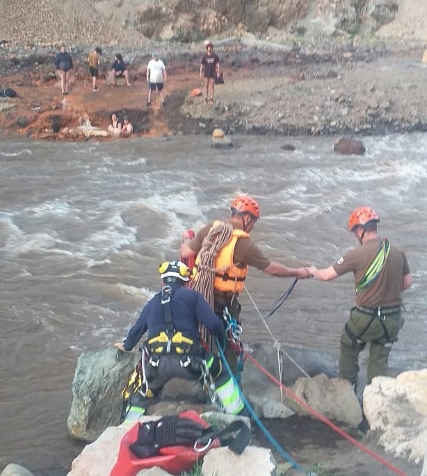 Carabineros del Retén (f) La Mina rescató a 14 turistas aislados en cordillera maulina por crecida de río