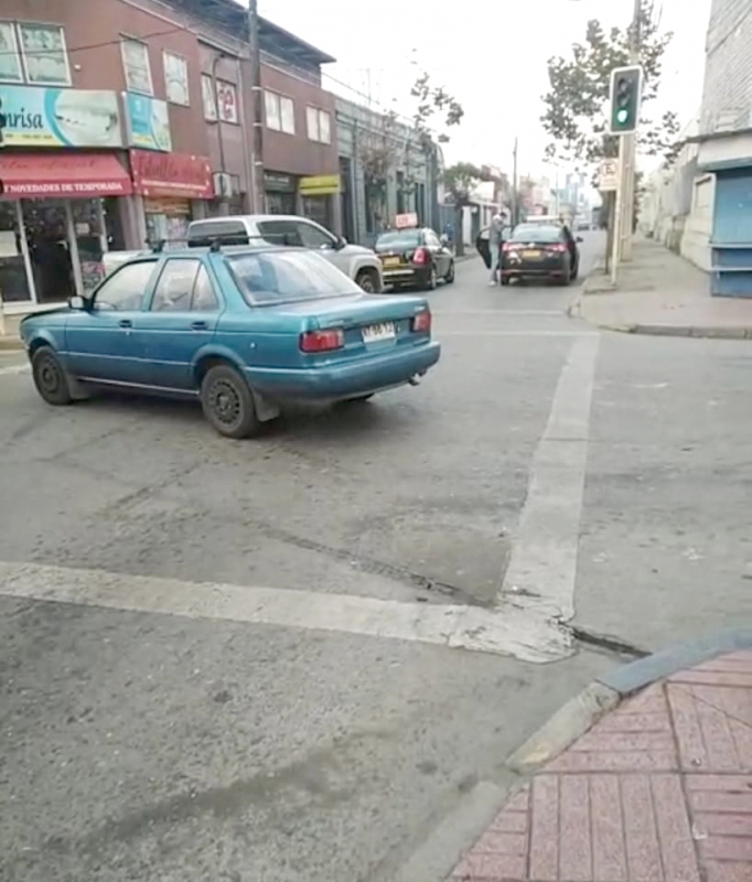 Linares: Colisión deja una persona lesionada y generó congestión vial en pleno sector céntrico