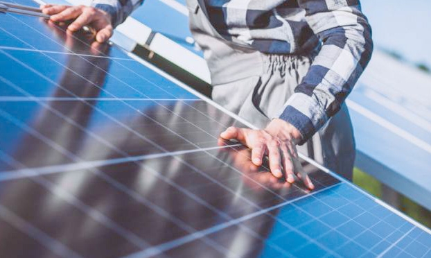 ¿Cómo aminorar el alza de la luz? Banco Bci suscribe alianzas para apoyar la adquisición de paneles solares