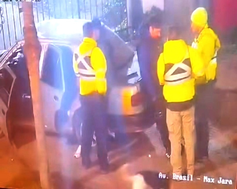 Detienen a sujetos que chocan vehículo robado en Avenida Brasil de Linares