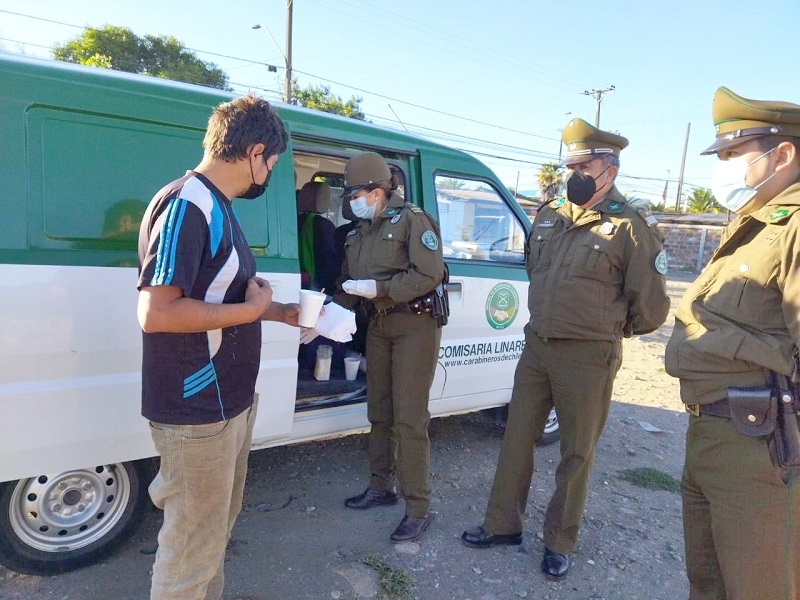 Carabineros de Linares entregó desayunos a vecinos en situación de calle