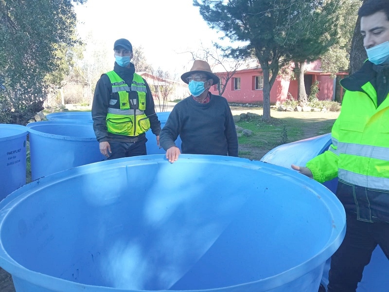 En Vega Ancoa se entregaron contenedores de agua potable