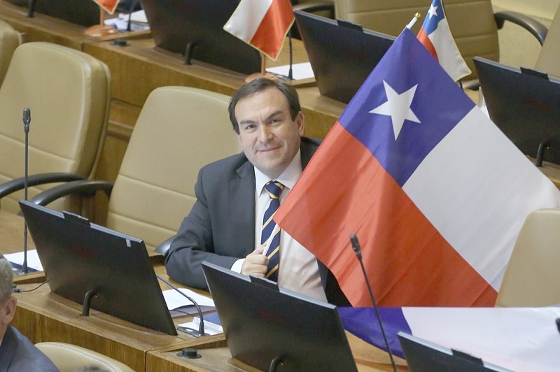 Avanza proyecto que establece la obligación de entonar el himno nacional e izar la bandera en colegios