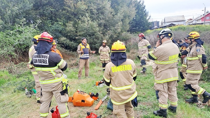 Bomberos reciben capacitación especializada para el combate de incendios forestales