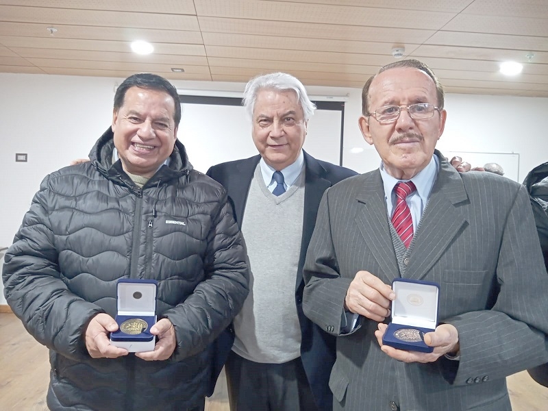 Diputado Jaime Naranjo homenajeó con la Medalla del Congreso a los periodistas Miguel Ángel Venegas y Walter Pérez