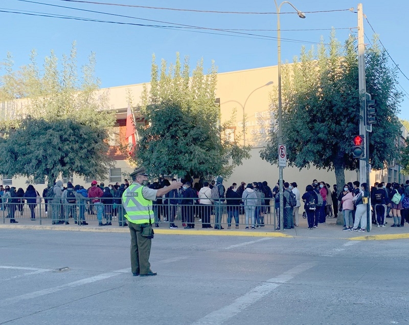   Carabineros de la Prefectura de Linares brinda seguridad a los estudiantes en su regreso a clases presenciales