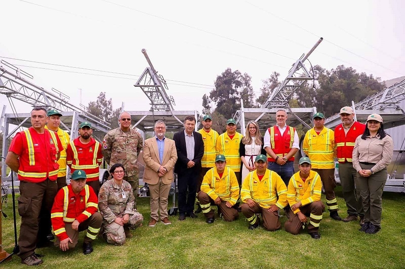 Estados Unidos dona a la CONAF cinco carros de telecomunicaciones para el combate de incendios forestales