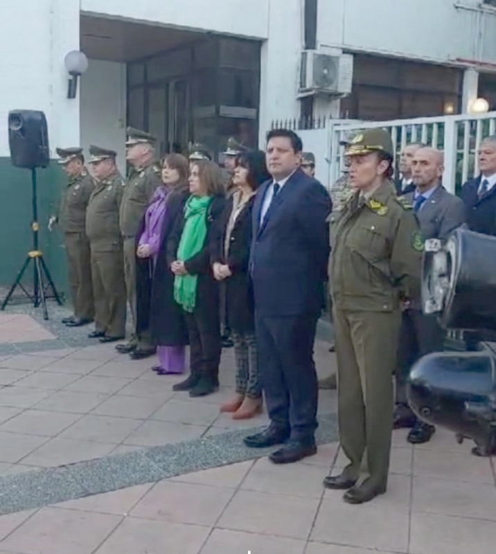 Carabineros del Maule rindió homenaje a tres mártires asesinados en Cañete con izamiento de la bandera a media asta.
