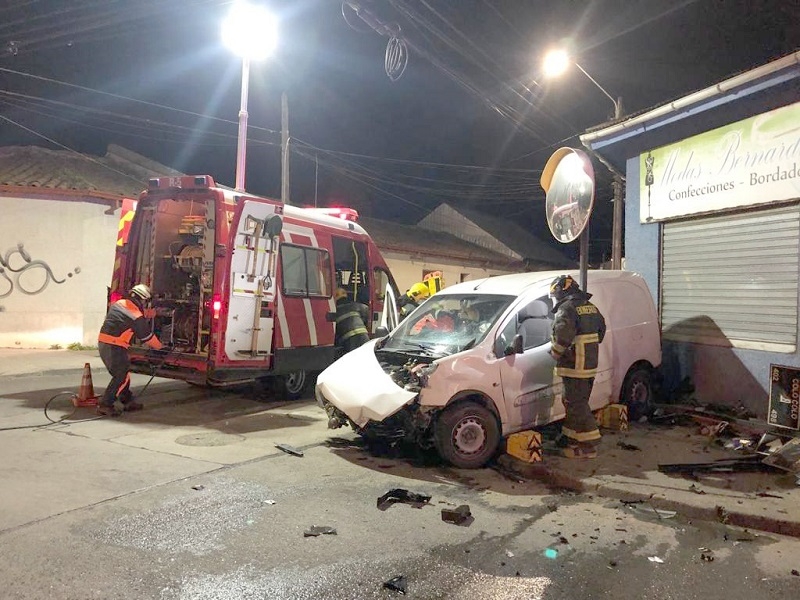 Linares: Colisión deja 3 lesionados es calles Colo Colo esquina Chacabuco