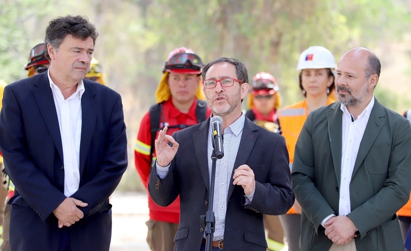 Gobierno presenta plan de 3.200 kilómetros de cortafuegos para prevenir incendios forestales entre Atacama y Magallanes   