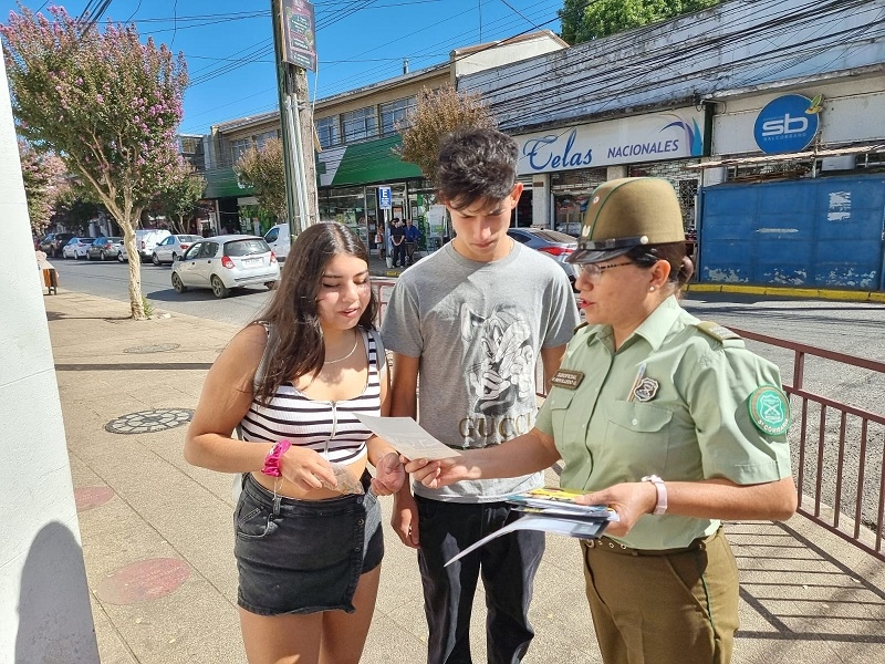 Carabineros impulsa campaña preventiva para evitar la violencia intrafamiliar y en el pololeo en San Javier