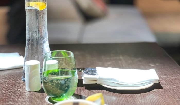  Agua gratis en restoranes: moción avanza a su debate en particular