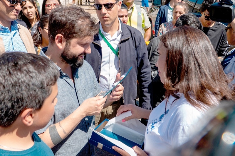 Presidente recibe obsequio por su compromiso con los niños con espectro autista 