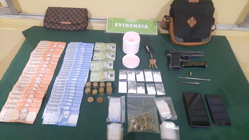 Carabineros  de Constitución detuvo a dos jóvenes con un arma de fuego y droga