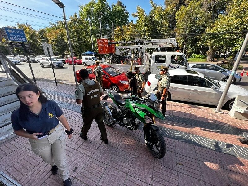 Fiscalización en Plaza de Armas de Linares terminó con detenidos y droga incautada