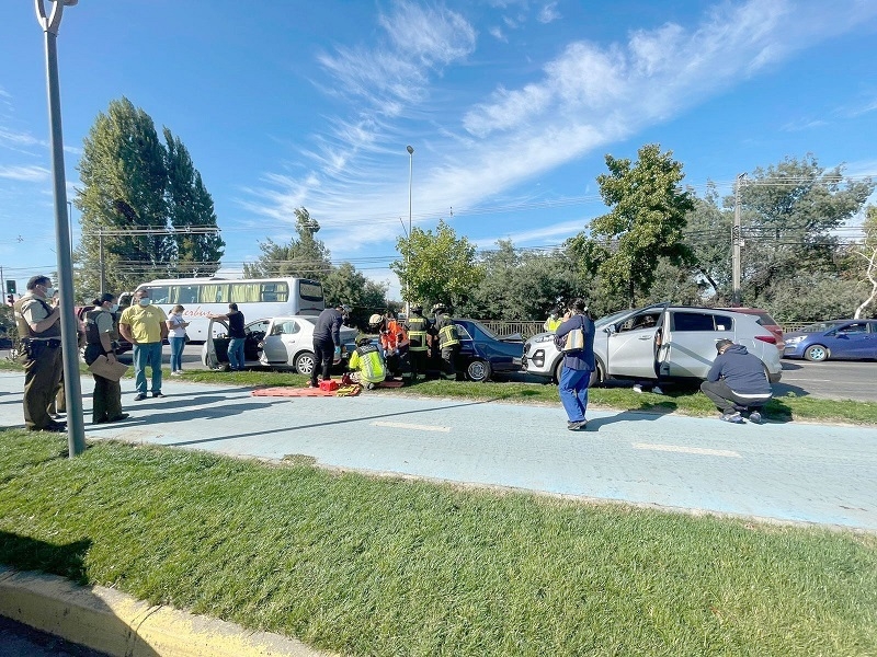 Linares: Colisión deja 3 lesionados en Avenida Aníbal  León Bustos