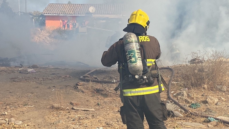 Linares: daños totales en incendio de vivienda de material ligero