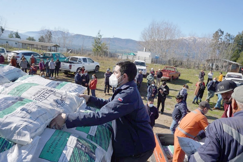  Director Nacional de INDAP lidera entrega de ayuda a 245 ganaderos afectados por nevazones y lluvias en el Maule  