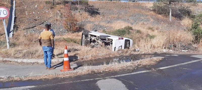 Dos conductores lesionados en colisión de vehículos en cruce San Javier-Villa Alegre