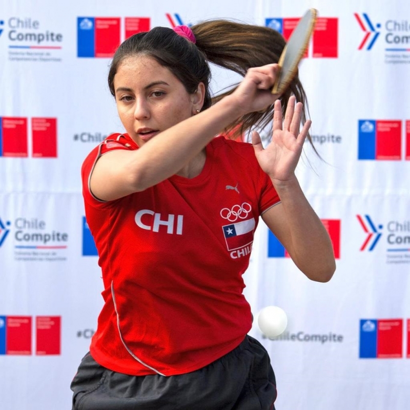 “La UCM apoya a sus deportistas” La estudiante de Derecho de tercer año y seleccionada nacional de tenis de mesa, Svetiza Travanic valoró la ayuda recibida por la UCM para compatibilizar el deporte con sus estudios