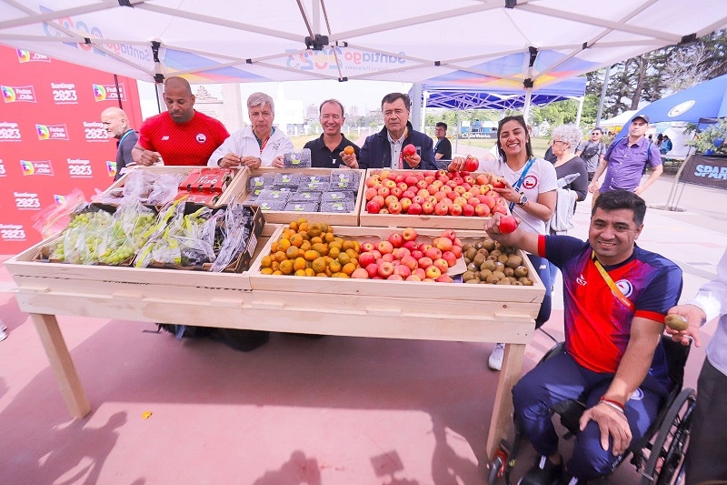 Ministro Valenzuela junto a Frutas de Chile incentivan consumo de frutas en el marco de los Juegos Parapanamericanos  