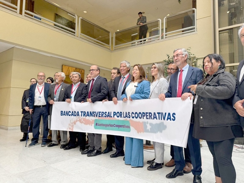 Diputadas y Diputados forman bancada transversal para promover el modelo empresarial cooperativo chileno