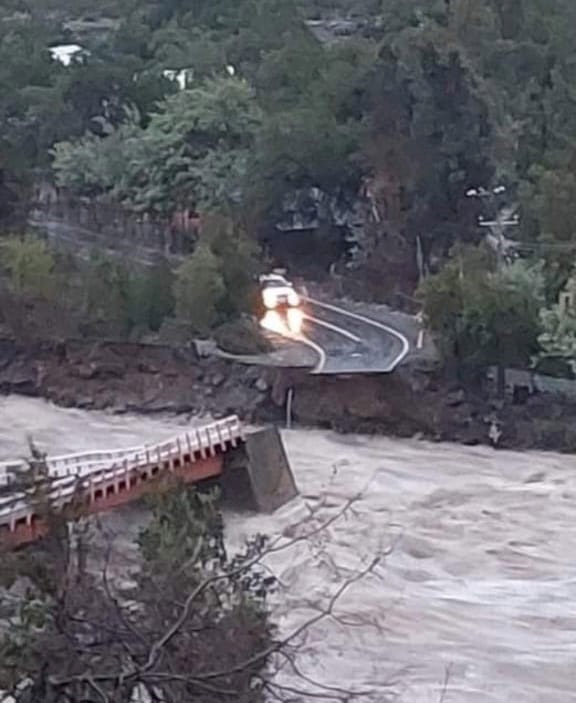 Linares: sector Chupallar aislado por corte del puente