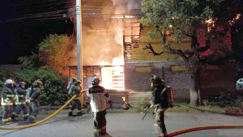 Linares: Incendio provocó daños en una vivienda y afecto a una segunda en población Emilio Gidi