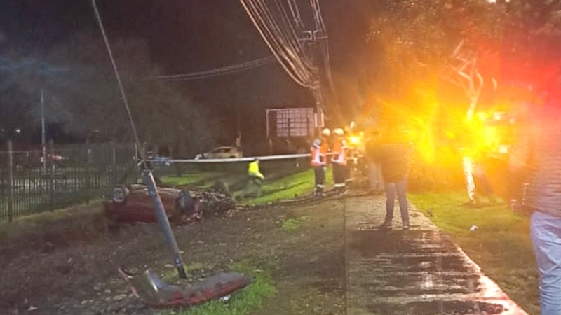 Linares: un fallecido en volcamiento de vehículo en Avenida Aníbal León Bustos