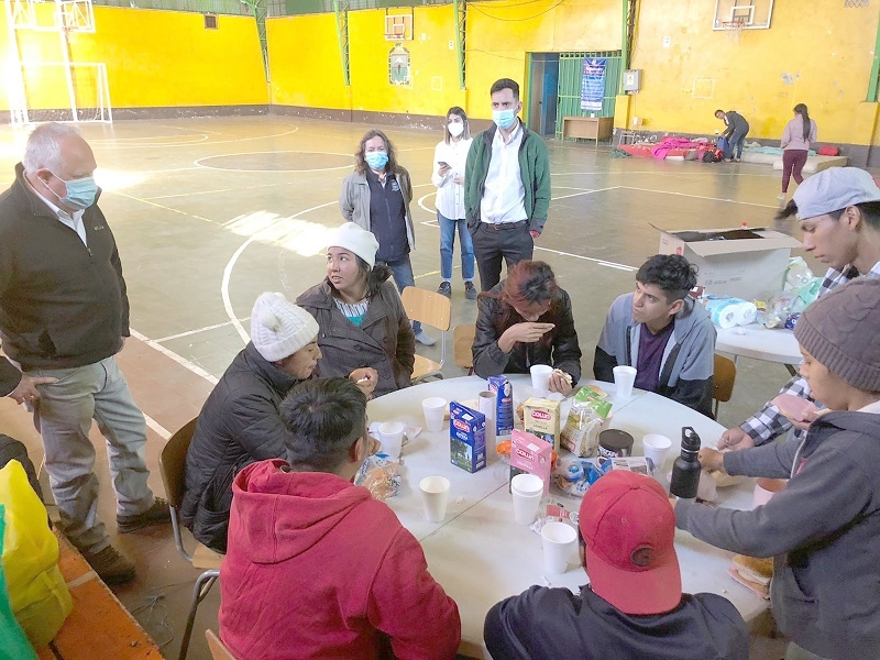 Municipalidad de Longaví brinda apoyo a inmigrantes que fueron abandonados en terminal de buses de la comuna