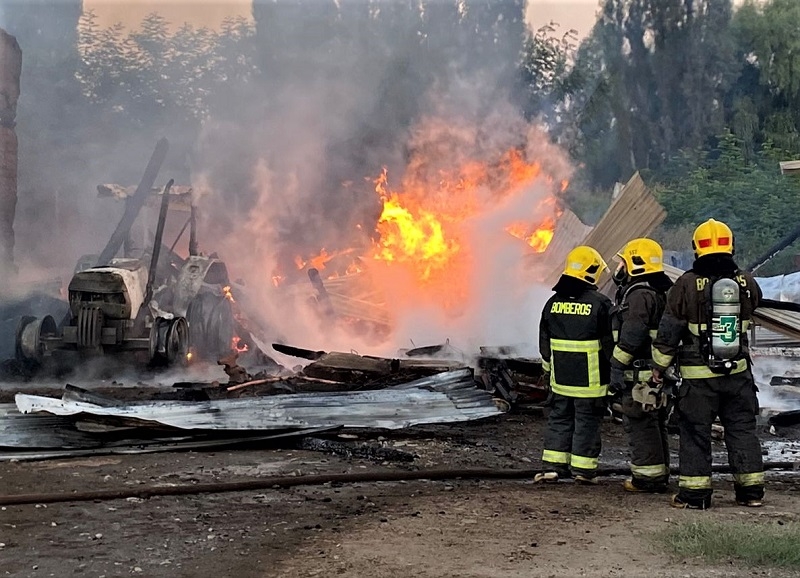 Complejo incendio afectó bodega y amenazó vivienda en Yerbas Buenas