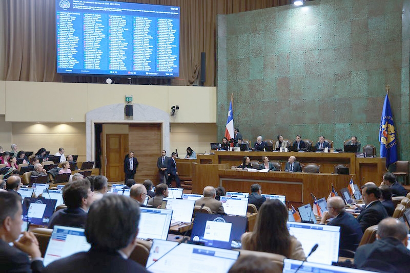 Cámara despachó proyecto que establece reglas para el uso de la fuerza pero rechaza tribunales militares