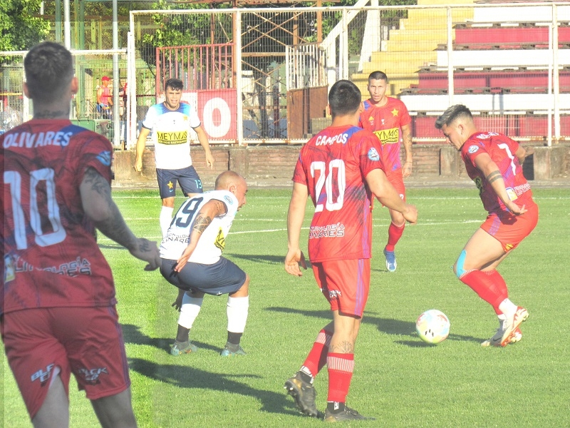 Con poco público:  Entretenido partido fue el brindaron los planteles campeones del 2019 y 2022 de Deportes Linares 