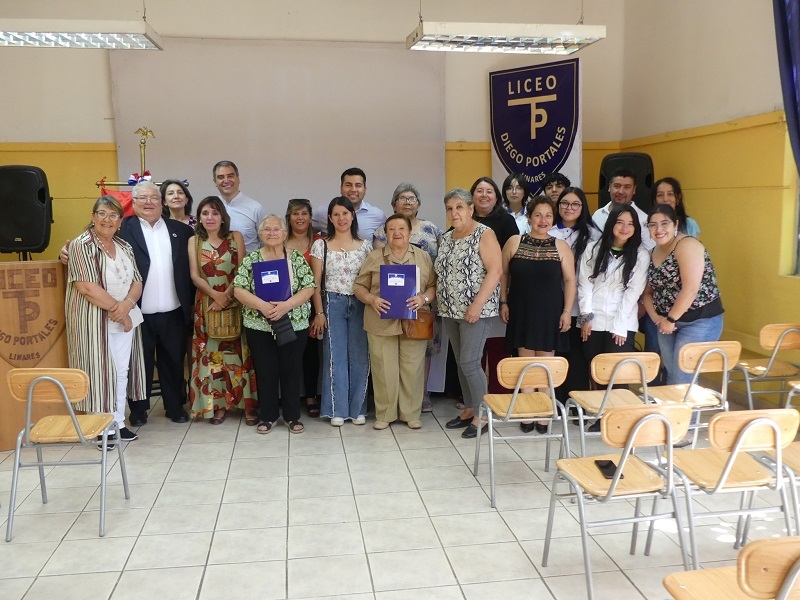 Estudiantes de dibujo técnico del Liceo diego Portales  regularizan viviendas a vecinos de Villa Frei de Linares