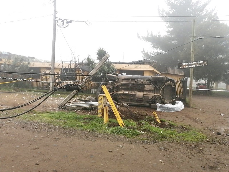 Parral: Choque de vehículo contra poste dejó 6 lesionados