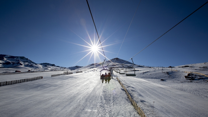 "Súpertemporada" de esquí: Precios y expectativas en medio de los movimientos del negocio de la nieve en Chile