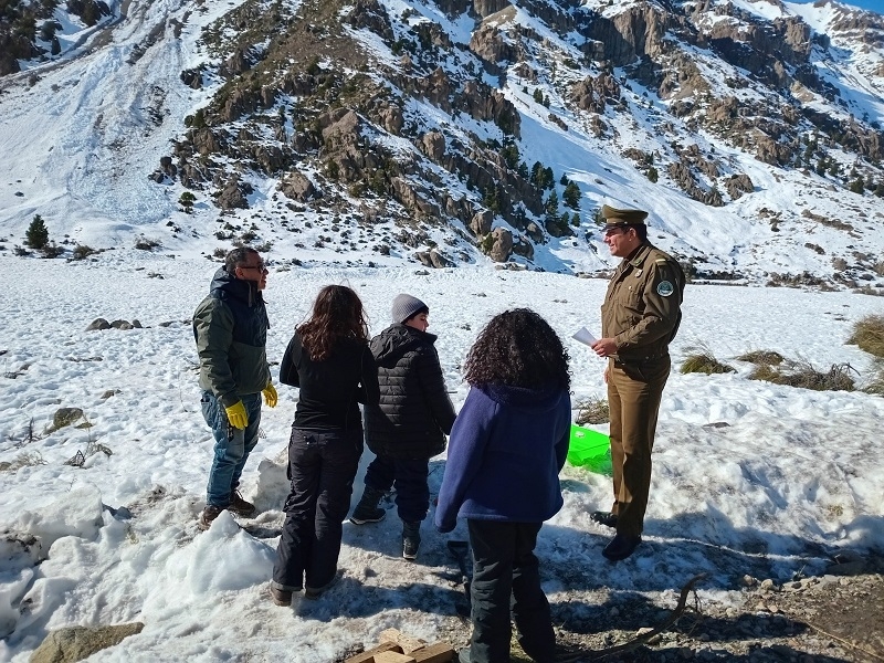 Carabineros de  San Clemente  entrega recomendaciones preventivas a visitantes de sector cordillerano