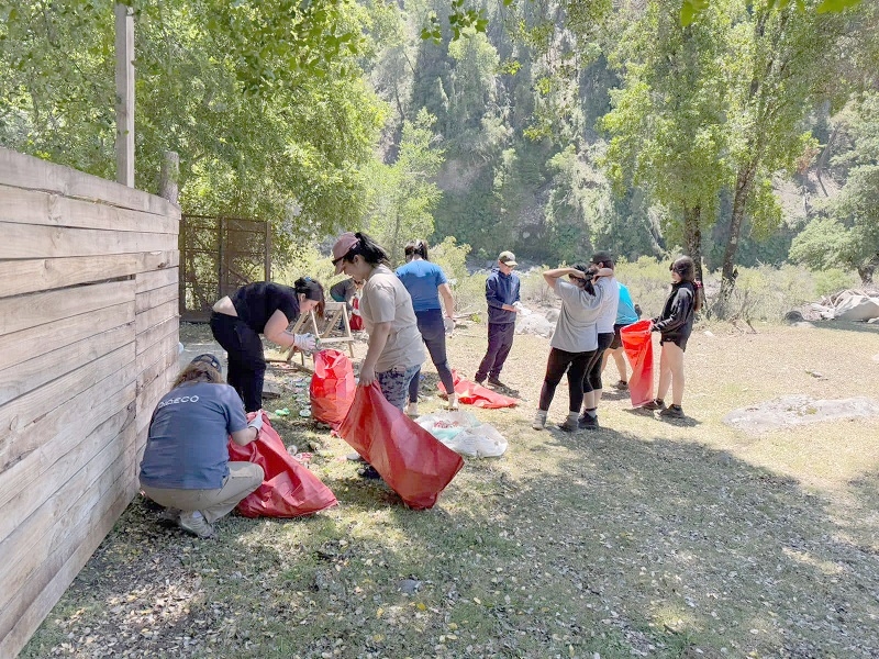 Jóvenes longavianos participaron de trekking de limpieza sustentable en el sector de Río Blanco