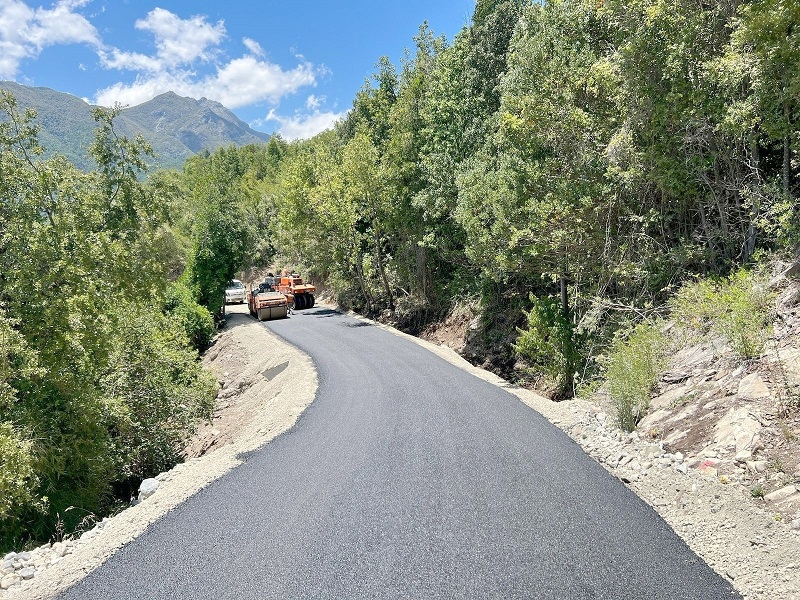 En su etapa final avanza la pavimentación del camino El Carbonero en la precordillera de Linares 