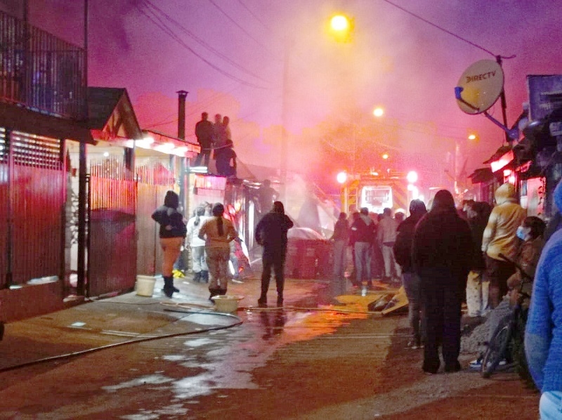 Parral: Incendio estructural destruye 2 viviendas en población Villablanca