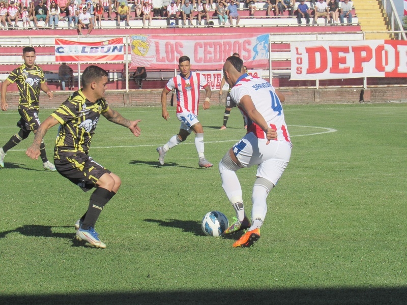 Albirrojos con más garra que fútbol vencieron a un complicado Lautaro de Buin y se quedaron con la victoria 