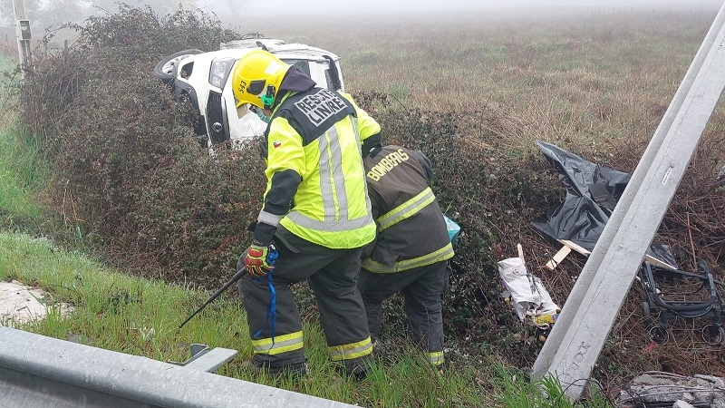 Linares: 4 lesionados en volcamiento de vehículo en ruta 5 sur