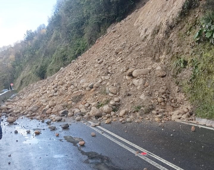 Linares: lluvias provocaron deslizamiento de tierra y corte parcial en Ruta L-45