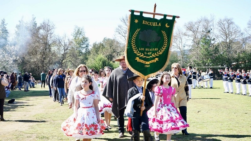 Escuelas del Cajón Achibueno dan comienzo a las festividades de fiestas patrias con tradicional desfile campesino y reconocimiento a profesores