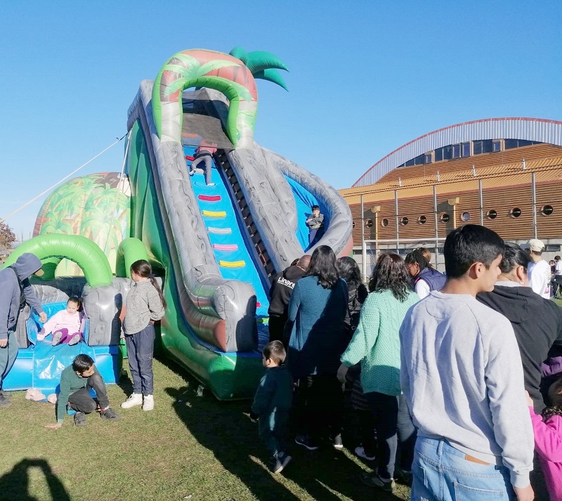 Masiva celebración del Día de la Niñez en el Estadio Fiscal de Linares