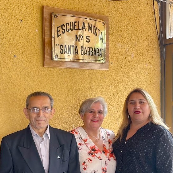 La primera placa conmemorativa de la Escuela Santa Bárbara de Linares vuelve a su hogar tras 68 años