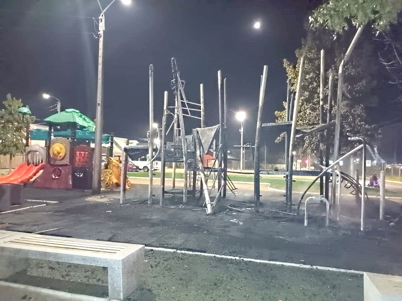 Colbún: Carabineros detuvo a sujeto por generar incendio en  juegos modulares.